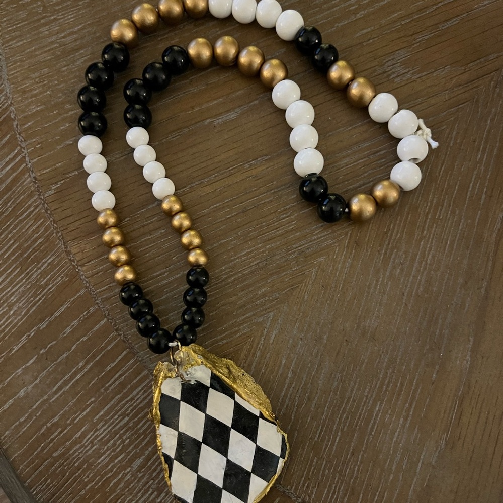 Elegant Checkered Pendant Necklace